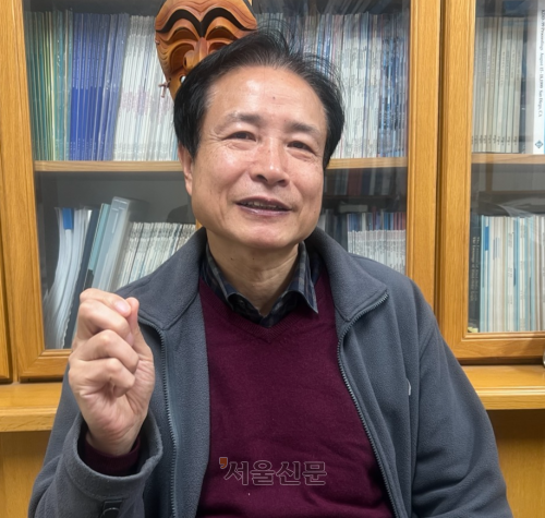 권혁철 부산대 명예교수가 ‘한국어 맞춤법·문법 검사기’의 운영 방향을 설명하고 있다.