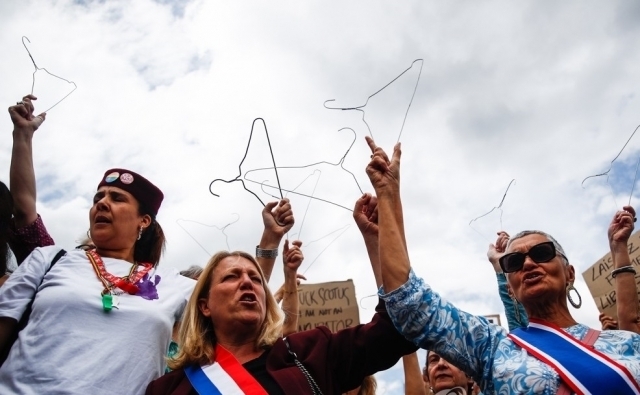 지난 2022년 프랑스 시민들이 파리 레퓌블리크 광장에서 불법 낙태 도구를 상징하는 철사 옷걸이를 흔들며 낙태권 지지 시위를 벌이고 있다. 파리 EPA·연합뉴스