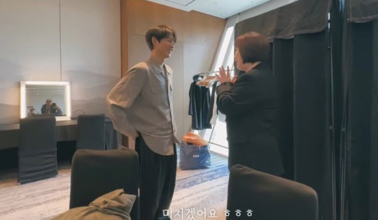 배우 송중기가 8개월 된 아들을 향한 애정을 드러냈다. 유튜브 ‘이금희 마이 금희’