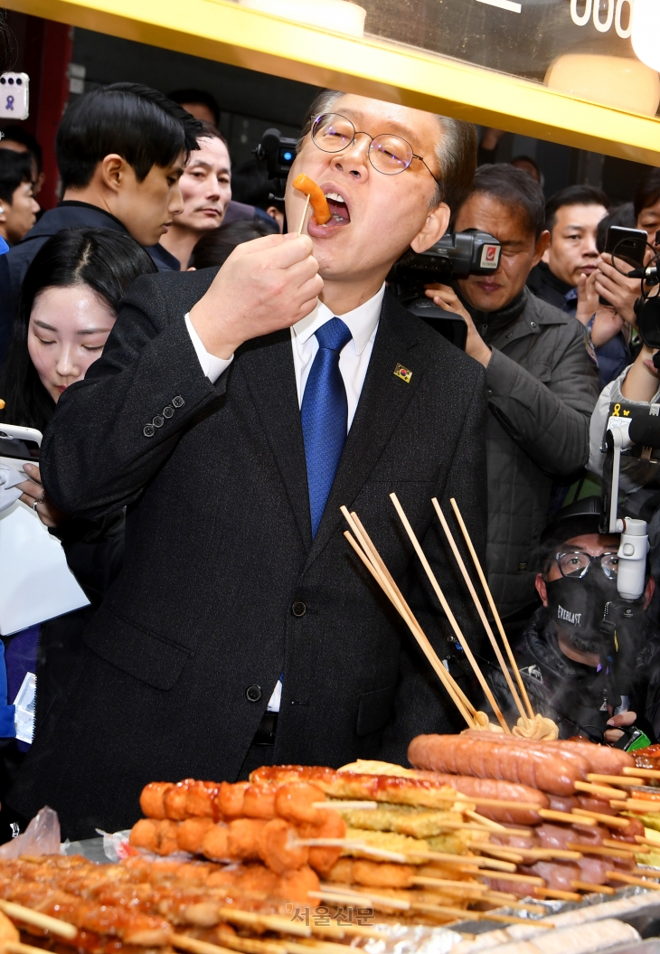 이재명 더불어민주당 대표가 5일 오후 서울 영등포 뉴타운 지하쇼핑몰 인근 한 분식집에서 떡볶이를 먹고 있다. 2024.3.5 안주영 전문기자