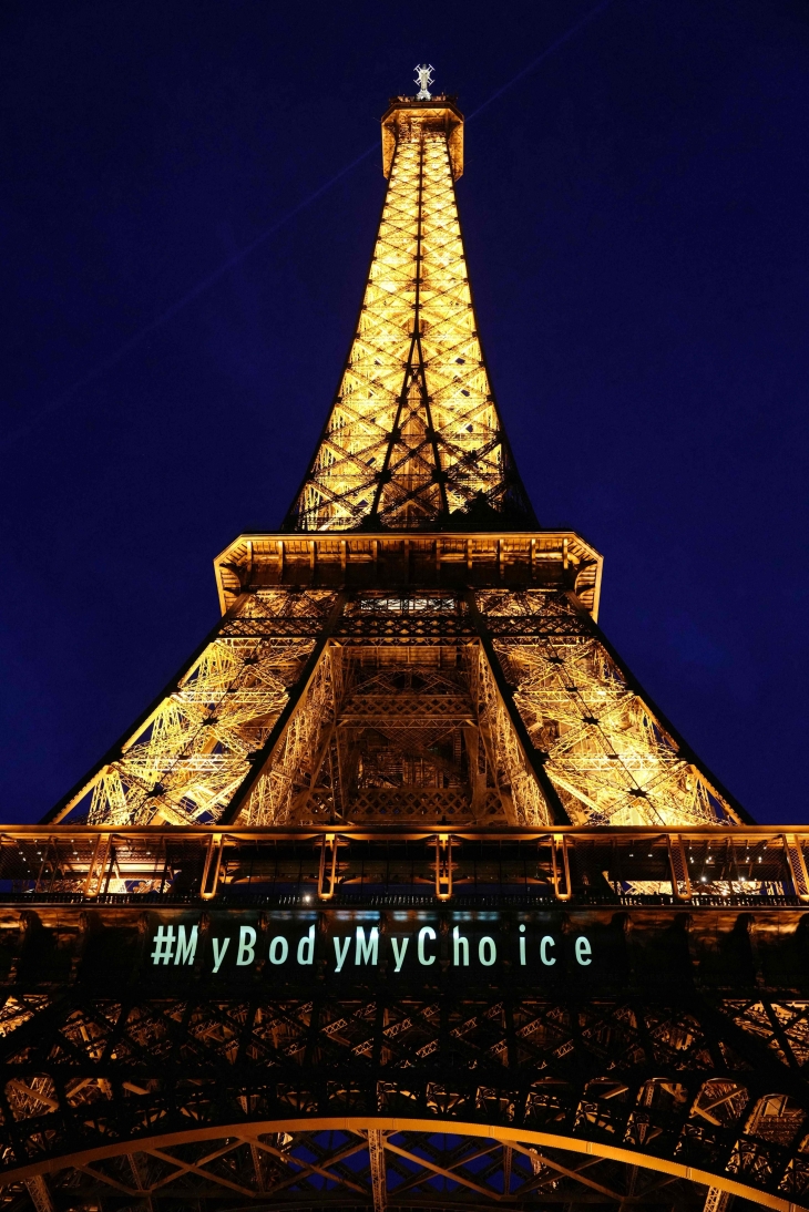 프랑스 의회가 4일(현지시간) 낙태권을 인정한 헌법 개정안을 처리하자 파리 에펠탑에 ‘나의 몸, 나의 선택’이라는 축하 메시지가 빛을 내고 있다. 파리 AFP 연합뉴스