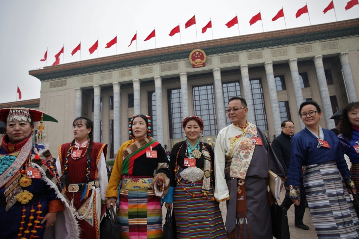 5일 중국 소수민족 대표단이 전인대 참석에 앞서 해외 언론과 기념촬영을 하고 있다. 베이징 EPA 연합뉴스