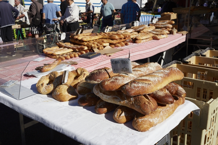 프랑스 남부의 시장 매대에 놓여 있는 다양한 프랑스 빵들. 바게트는 60㎝ 정도의 길이에 비교적 얇고 긴 빵을 의미한다.