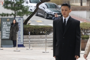 “유아인과 17년 됐다”…재판에 나온 ‘7살 연상’ 정체