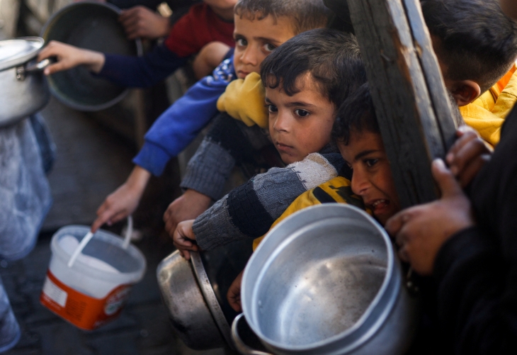 팔레스타인 가자지구 최남단 라파에 있는 아이들이 5일(현지시간) 빈 양동이를 들고 구호 단체의 음식을 기다리고 있다. 라파 로이터 연합뉴스