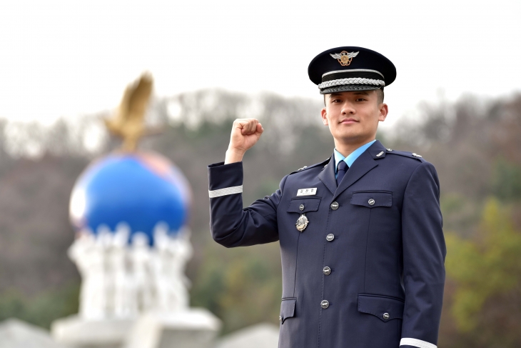 공군사관학교 졸업식에서 대통령상을 수상한 강전영 소위
