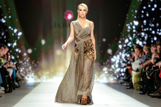 모델이 5일(현지시간) 러시아 모스크바의 마네지 중앙 전시장에서 3월 1일부터 8일까지 열리는 제2회 모스크바 패션위크의 일환으로 모스크바 브랜드 Julia Dalakian의 작품을 선보이고 있다. 타스 연합뉴스
