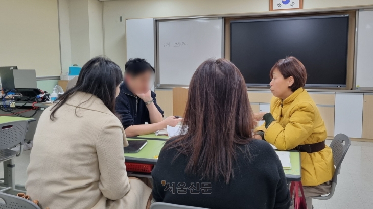 지난 겨울 서울의 한 초등학교에서 이세경(맨 오른쪽) 교사가 ADHD 담임교사 컨설팅을 진행하고 있다. 한지은 기자