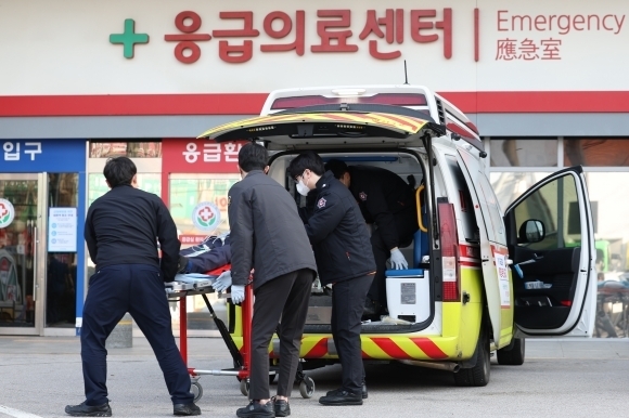 전공의 집단 이탈 일주일째인 26일 광주 동구 전남대병원 응급실 앞에서 119 구급대가 위급환자를 이송하고 있다. 연합뉴스
