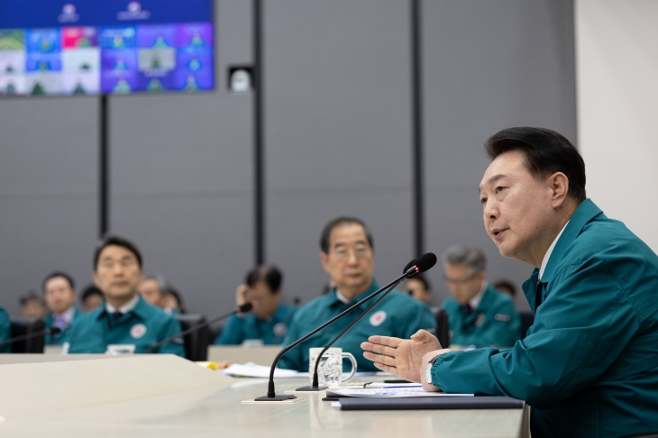 의사 집단행동 대응 중대본 회의 주재하는 윤석열 대통령
