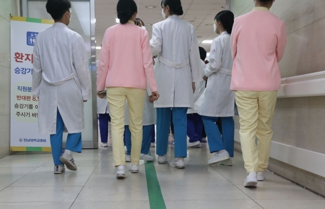 전공의 집단사직 2주째인 4일 오전 광주 동구 전남대병원에서 의료진이 이동하고 있다. 뉴스1