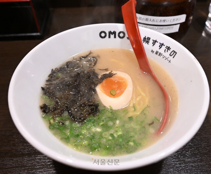 일본 삿포로 ‘라멘 요코초’의 미소라멘. OMO3호텔에서 제공하는 식사권을 들고 가면 이 정도 양의 라멘 세 그릇을 종류별로 맛볼 수 있다.
