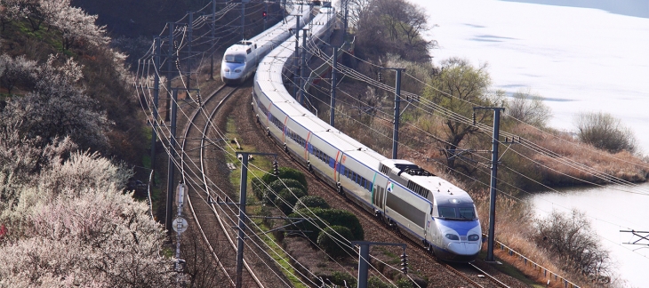경남 양산 원동매화축제에서는 낙동강 철길을 따라 기차가 지날 때 ‘인생사진’을 찍을 수 있는 포토존이 있다. 양산시 제공