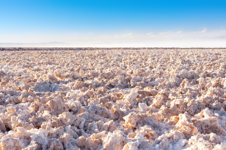 ‘하얀 황금’으로 불리는 칠레의 아타카마 소금사막.  인플루엔셜 제공