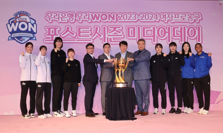 5일 오후 서울 마포구의 한 호텔에서 열린 ‘우리은행 우리WON 2023~2024 여자프로농구 포스트시즌 미디어데이’에서 각 구단 감독 및 선수들이 기념촬영하고 있다.