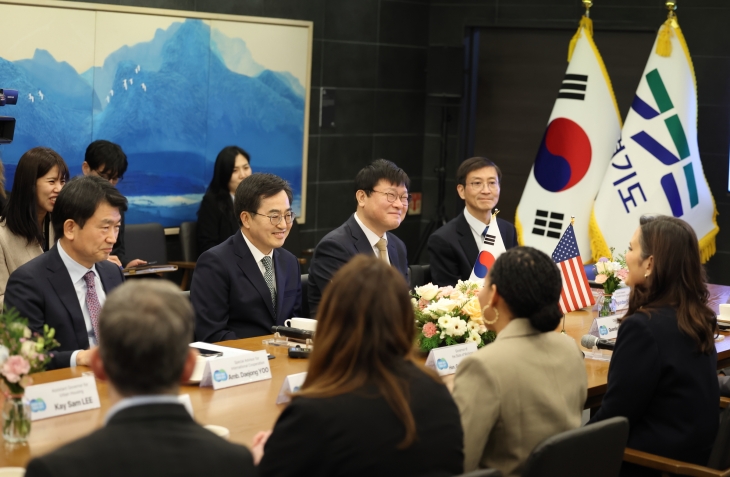 김동연 경기도지사와 그레첸 휘트머(Gretchen Whitmer) 미국 미시간 주지사가 8일 만나 첨단모빌리티, 신재생에너지, 4차산업혁명센터, 청년 교류 등을 주제로 협력 방안을 논의했다.(경기도 제공)