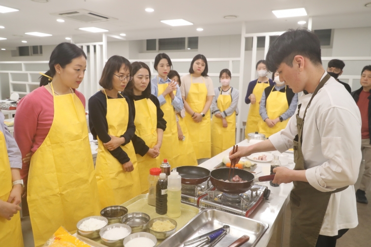 서울 송파구가 1인 가구 및 맞벌이 부부를 위한 구내식당 요리 교실을 운영하고 있다. 송파구 제공