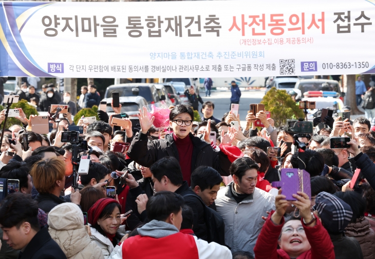 한동훈 국민의힘 비상대책위원장이 8일 안철수, 김은혜 후보와 경기 성남시 분당구 양지금호1단지아파트를 찾아 시민들과 인사하고 있다. 한 위원장이 이날 찾은 양지마을은 이 대표가 인천 계양으로 이사가기 전까지 살던 동네다.  연합뉴스