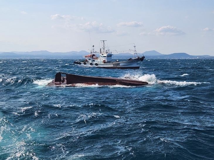 8일 서귀포 성산읍 온평포구 동쪽 해상에서 옥돔을 잡던 연안복합어선이 전복되는 사고가 발생했다. 서귀포해양경찰서 제공