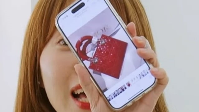 배우 한소희의 메이크업 아티스트가 한소희에게 명품 브랜드 가방을 선물 받았다며 자랑했다. 유튜브 ‘얼루어코리아’