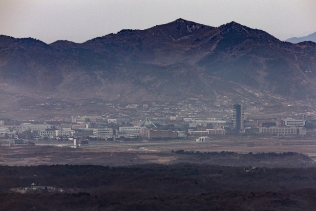 경기도 파주시 접경지역에서 바라본 서부전선 비무장지대(DMZ)와 2020년 6월 북측의 연락사무소 폭파로 가동이 중단된 개성공단 일대의 고요한 모습. 연합뉴스