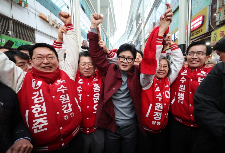 국민의힘 한동훈 비상대책위원장이 7일 오후 경기도 수원시 팔달구 지동못골시장을 방문해 시민들과 인사하고 있다. 홍윤기 기자