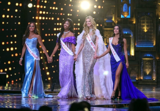 Top four contestants with soon winner Czech Republic‘s Krystyna Pyszkova (2-R) compete in the finale of the 71st Miss World contest in Mumbai, India, 09 March 2024. The pageant ran under the motto ’Beauty with a Purpose‘.  EPA 연합뉴스