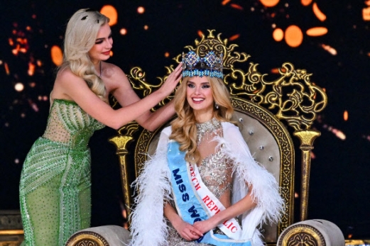 Miss World 2022 Karolina Bielawska (L) crowns Czech Republic Krystyna Pyszkova (R) after winning the 71st Miss World pageant at Jio World Convention Centre in Mumbai on March 9, 2024. AFP 연합뉴스