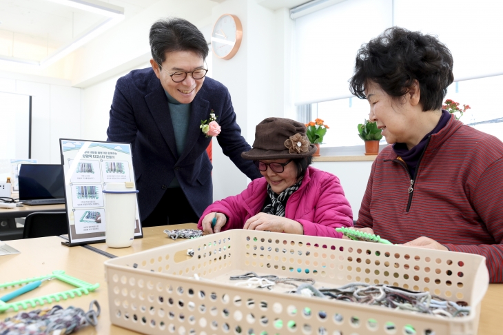 정원오(왼쪽) 서울 성동구청장이 지난 8일 열린 금호복지관 개관식에서 양말목 티코스터 만들기 체험을 하는 어르신들에게 인사하고 있다. 성동구 제공