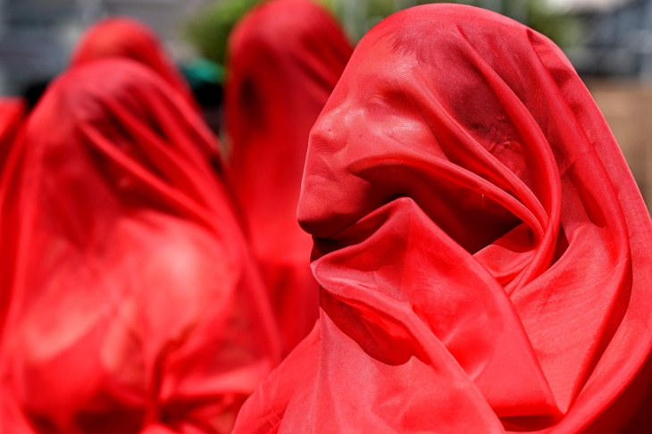 지난 8일(현지시간) 세계 여성의 날을 맞아 지구촌 곳곳에서 거리 시위와 집회가 이어졌다. 9일 엘살바도르의 수도 산살바도르에서 여성들이 얼굴에 붉은 천을 두르고 억압받는 여성 인권을 상징하는 행사를 펼치고 있다.  산살바도르 AFP 연합뉴스