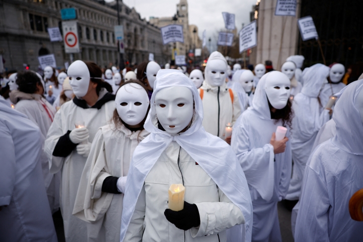 지난 8일(현지시간) 세계 여성의 날을 맞아 지구촌 곳곳에서 거리 시위와 집회가 이어졌다. 8일 스페인 수도 마드리드에서 초를 들고 하얀색 가면과 의상을 입은 시위대가 촛불을 들고 행진하는 모습. 마드리드 로이터 연합뉴스