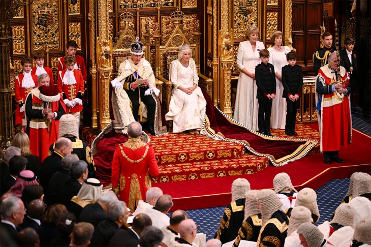 영국 찰스 왕이 의회 개원을 알리는 연설을 하고 있다. 킹스 스피치(King’s Speech)는 비록 지금은 상징적이지만 왕이 의회를 개최하고 주관한다는 중세적 전통에서 유래한다.  영국 총리실
