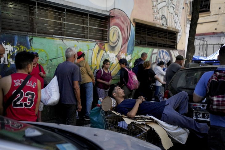 무료배식을 기다리는 아르헨티나인들