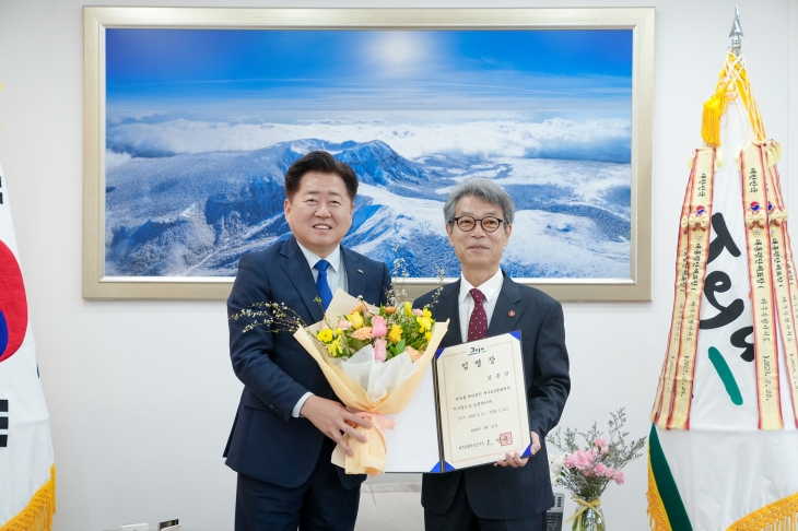 오영훈 제주도지사가 11일 오전 김종민(오른쪽) 제주4·3평화재단 신임 이사장에게 임명장을 수여하고 기념촬영을 하고 있다. 제주도 제공