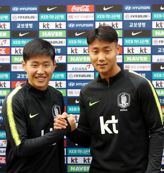 한국 남자축구 국가대표 이강인과 백승호가 2019년 3월 파주 축구대표팀트레이닝센터에 입소하고 있다. 연합뉴스