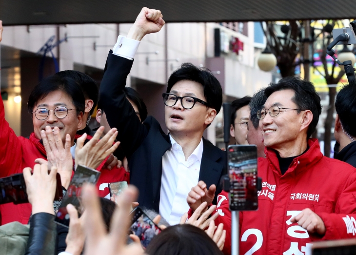 한동훈(가운데) 비상대책위원장이 11일 경기 고양시 일산동구 라페스타를 찾아 고양시민들에게 인사하고 있다. 안주영 전문기자