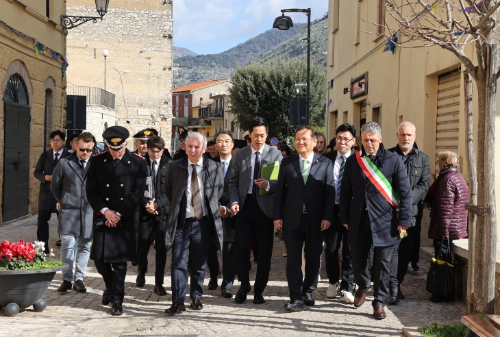 이상민(앞줄 오른쪽에서 두 번째) 행정안전부 장관이 지난 8일(현지시간) 이탈리아 중부 마엔차 지역에서 빈집을 1유로(약 1400원)에 거래하도록 정부가 중개하는 ‘1유로 프로젝트’ 현장을 시찰하고 있다. 행정안전부 제공