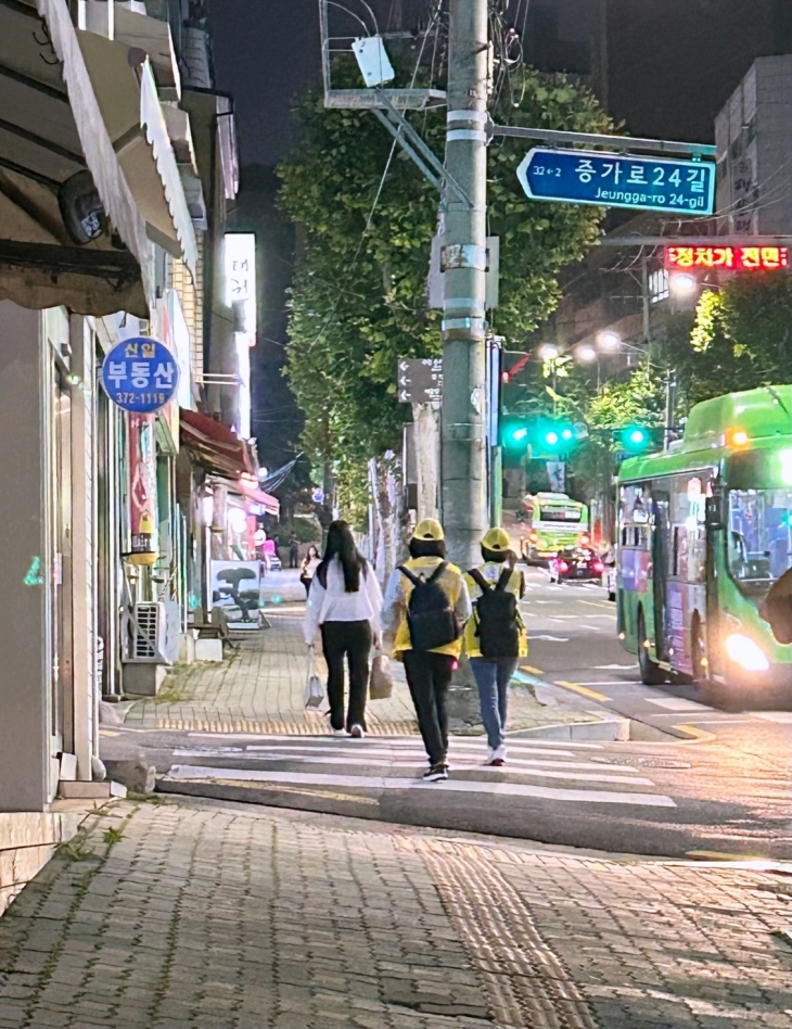 서울 서대문구청에서 운영하는 안심귀가스카우트 요원들이 한 주민의 귀갓길을 함께 하고 있다. 서대문구 제공