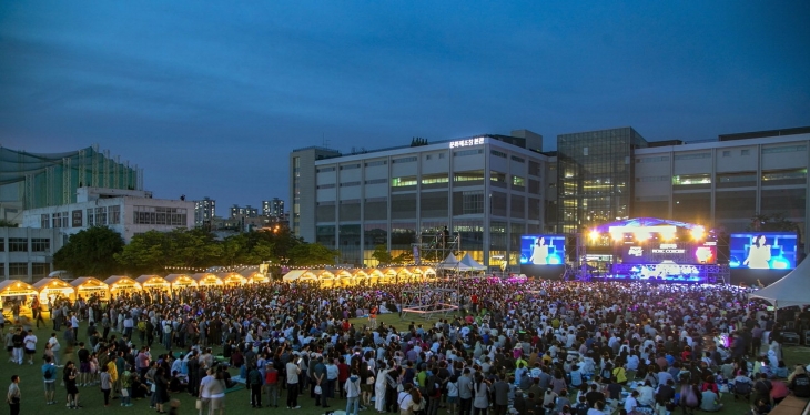 지난해 6월 청주시 문화제조창 야외광장에서 진행한 피크닉 콘서트의 모습. 청주시 제공