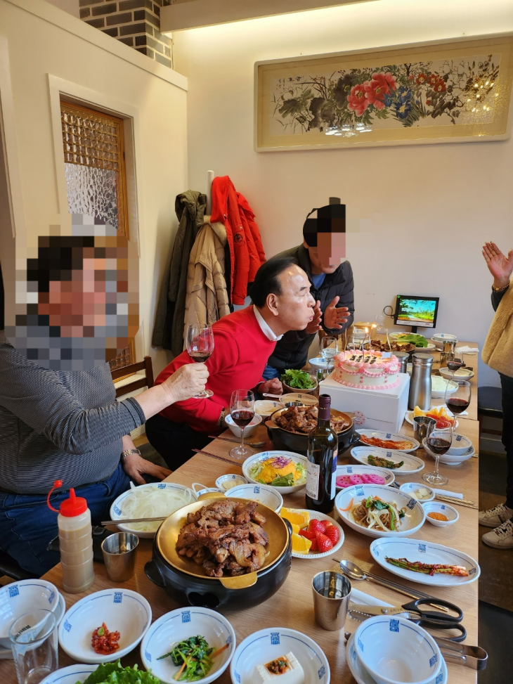 지난달 27일 충북 보은·옥천·영동·괴산 국민의힘 후보 박덕흠 의원이 모임에 참석해 ‘축 당선’이라고 적힌 케이크와 함께 ‘4선 축하 파티’를 해 논란이 됐다. 동양일보 제공