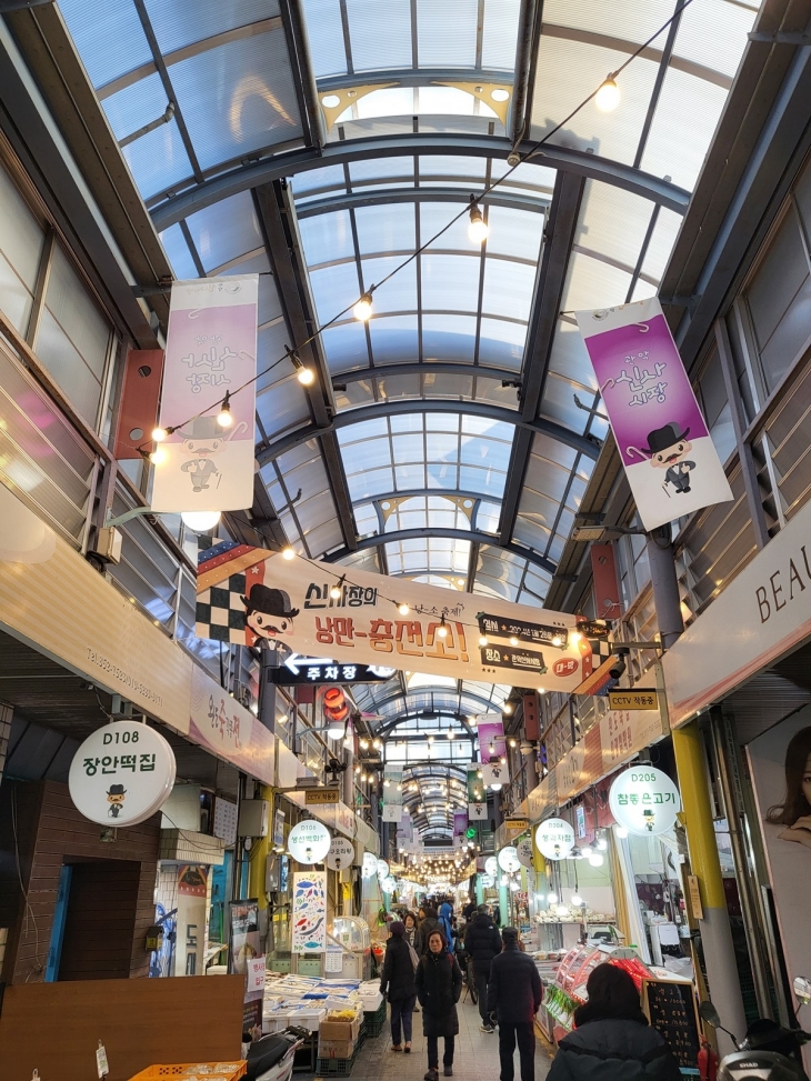 지난해 아케이드 설치 공사가 완료된 관악신사시장.   관악구 제공