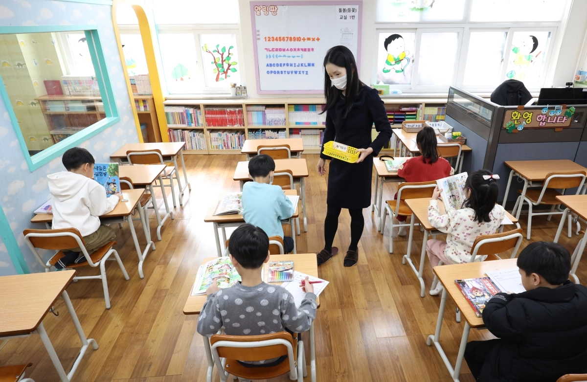서울의 한 초등학교 돌봄교실에 참여한 아이들의 모습.  연합뉴스