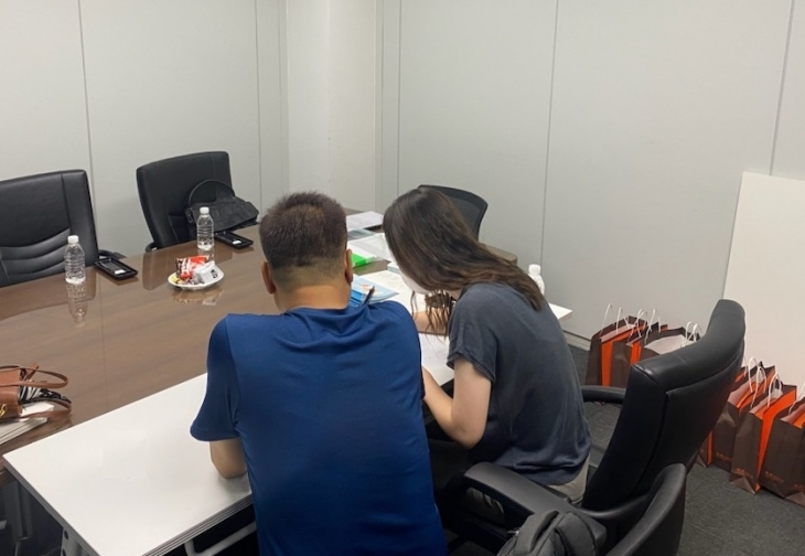 지난해 서울 종로구청의 퇴근길 주거복지상담소에서 종로구 관계자가 주민과 대화하고 있다. 종로구 제공