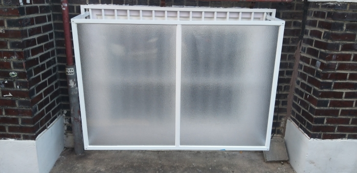 서울 광진구의 한 가구에 설치된 창문 가림막. 광진구 제공