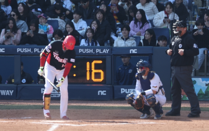 지난10일 오후 창원NC파크에서 열린 KBO 프로야구 KIA 타이거즈와 NC 다이노스 시범 경기에서 피치 클록이 작동하고 있다. 창원 연합뉴스