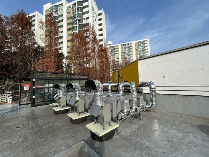 서울 송파구의 한 건물 옥상에 설치된 악취저감 시설. 송파구 제공