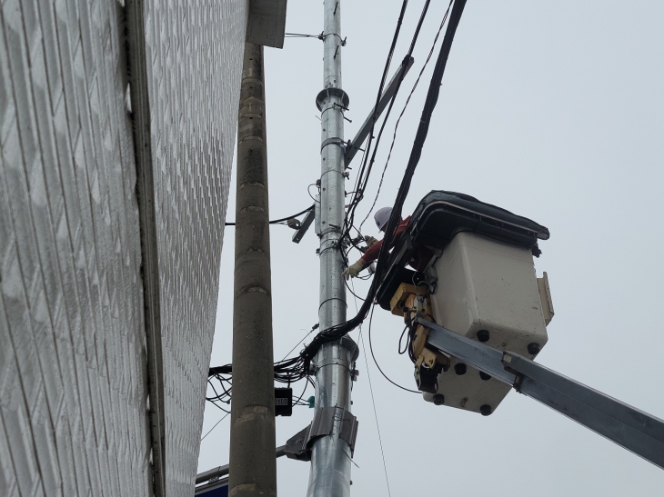 서울 도봉구청 관계자가 보안등 보수작업을 진행 중이다. 도봉구 제공