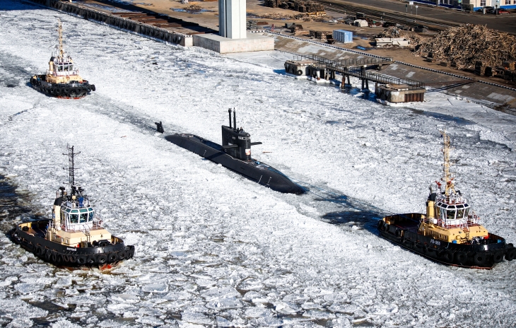 러시아의 4세대 디젤·전기 추진 잠수함 크론슈타트가 11일(현지시간) 얼음이 꽁꽁 얼어붙은 모르스코이운하를 항해하고 있다. 크론슈타트는 러시아 해군의 프로젝트 677 라다형 잠수함으로 최대 수심 300m까지 잠수할 수 있으며 35명의 승무원이 45일 동안 운항할 수 있다. 상트페테르부르크 타스 연합뉴스