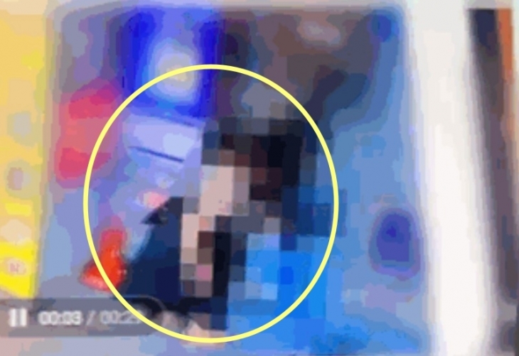 불이 켜진 상가 엘리베이터 앞에서 노상방뇨를 하는 여성의 모습이 폐쇄회로(CC)TV에 포착됐다. JTBC 캡처