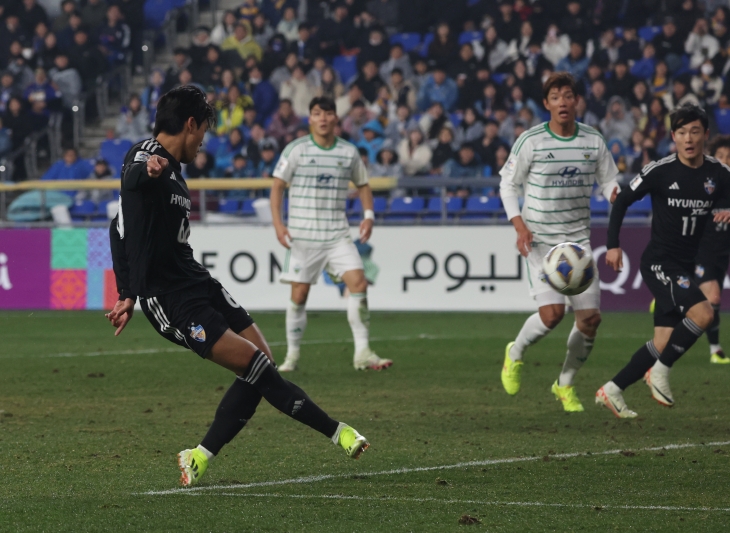 설영우가 12일 울산 문수축구경기장에서 열린 2023~24 아시아 챔피언스리그(ACL) 8강 2차전에서 전북 현대를 상대로 결승 골을 터뜨리고 있다. 연합뉴스